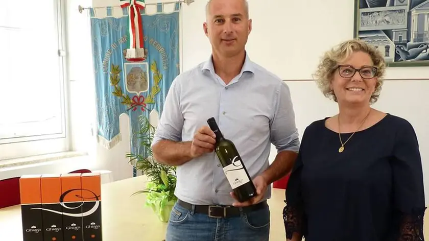 Bumbaca Gorizia 15_07_2019 Fogliano municipio presentazione vino Ghiara al sindaco © Fotografia di Pierluigi Bumbaca