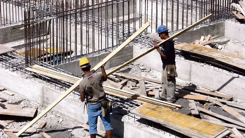 COSTRUZIONI EDILI COSTRUZIONE EDILIZIA MURATORI OPERAI IMPALCATURE CANTIERE CANTIERI (b. 48) Immagine numi.jpg da marchi host TIPO28 @autore IMAGOECONOMICA