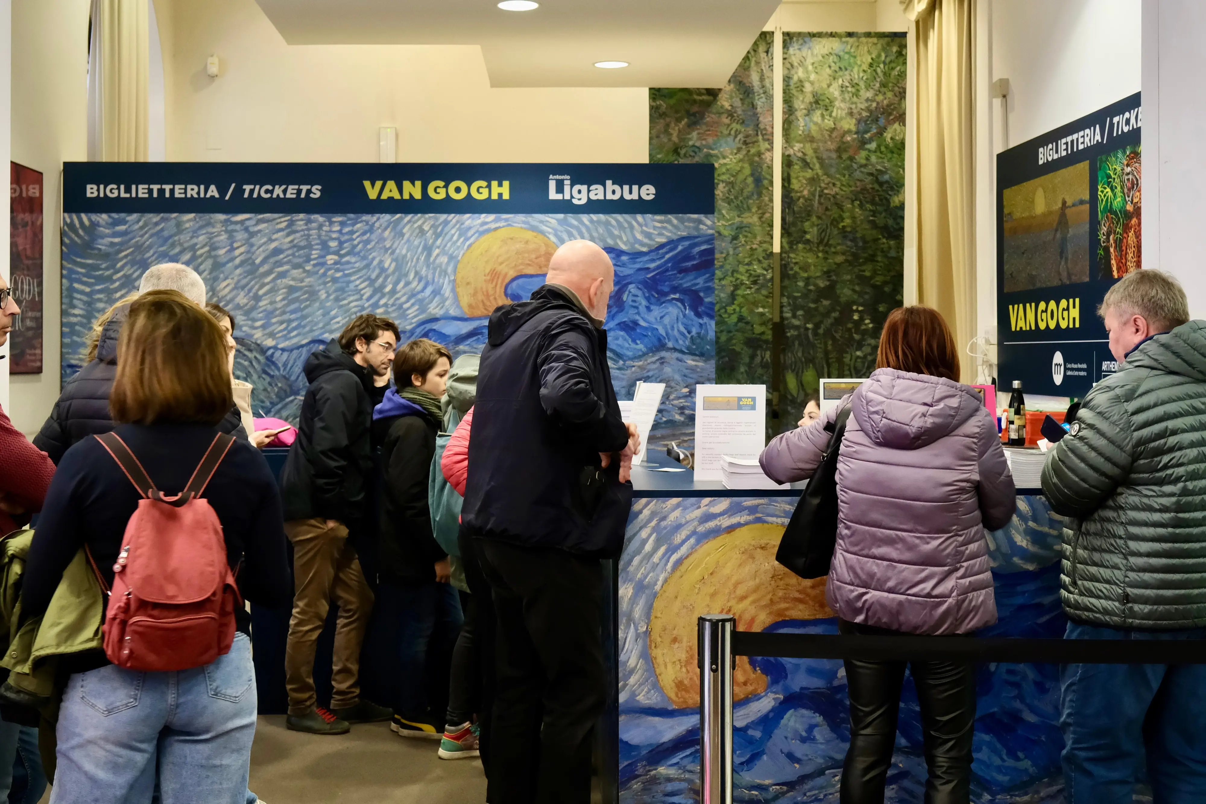 Il maltempo ha ampliamente influenzato il lunedì di Pasquetta che nel centro di Trieste è iniziato decisamente in sordina. Il secondo giorno di Mercatino dell'usato in piazza Unità, che ieri aveva resistito per quanto possibile alla pioggia, lunedì è stato annullato, almeno di mattina: rischio precipitazioni troppo elevato. Turisti e triestini hanno comunque potuto contare sul Salone degli Incanti e sul museo Revoltella, con le mostre, rispettivamente di Salgado, Van Gogh e Ligabue, a fare da catalizzatore. Restano aperti gli stand dell'International Street Food in Ponterosso, dove già in mattinata è cominciato un certo via vai mentre in tanti hanno scelto di fare una visita al Parco e al Castello di Miramare. Foto e notizia di Massimo Silvano e Francesco Bercic