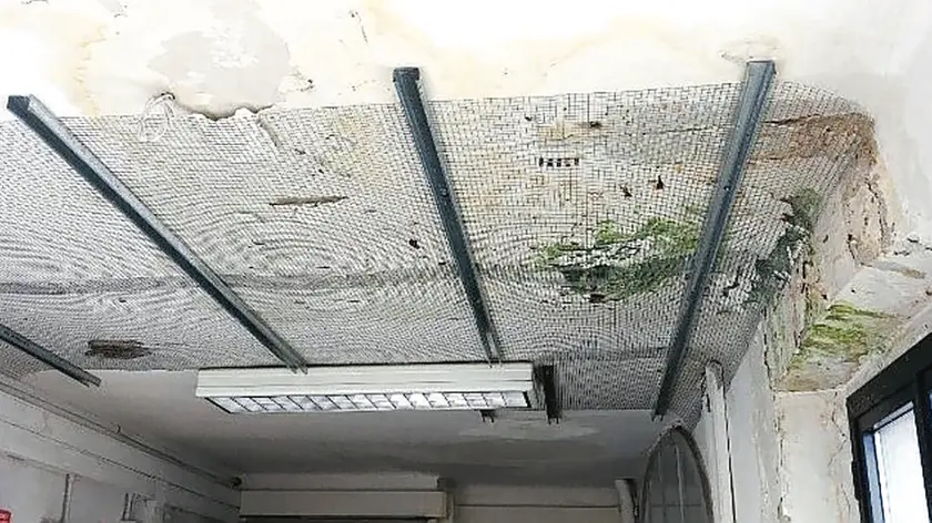 Le condizioni in cui versa il manto di copertura e il sottotetto della Questura di Gorizia Foto tratte dal progetto esecutivo