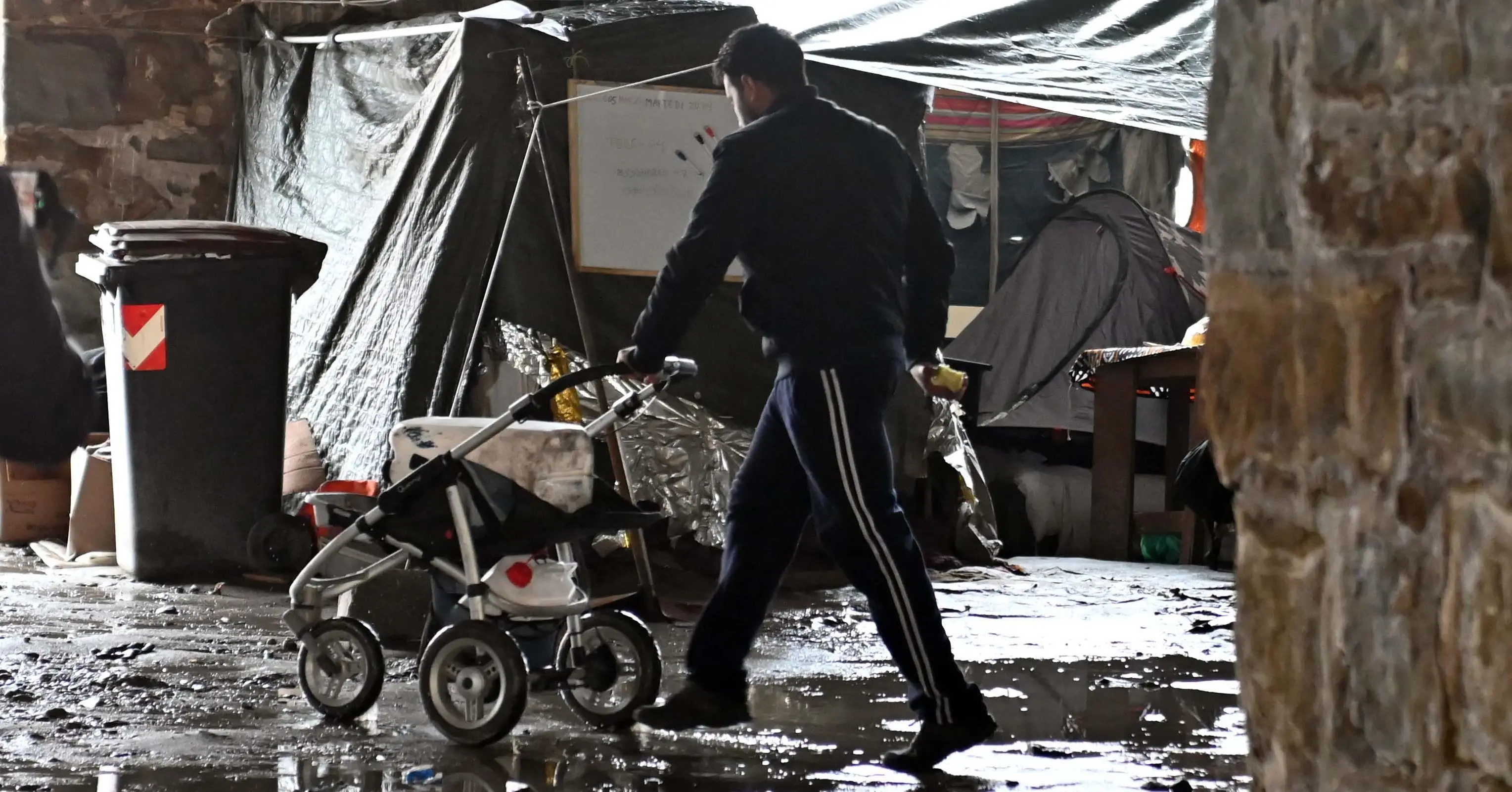 Migranti all’interno della struttura del Silos di Trieste lungo la rotta balcanica