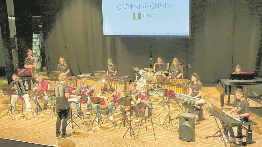 L'orchestra Caprin con i docenti Alex Kuret, Giovanni Settimo e Helga Pisapia