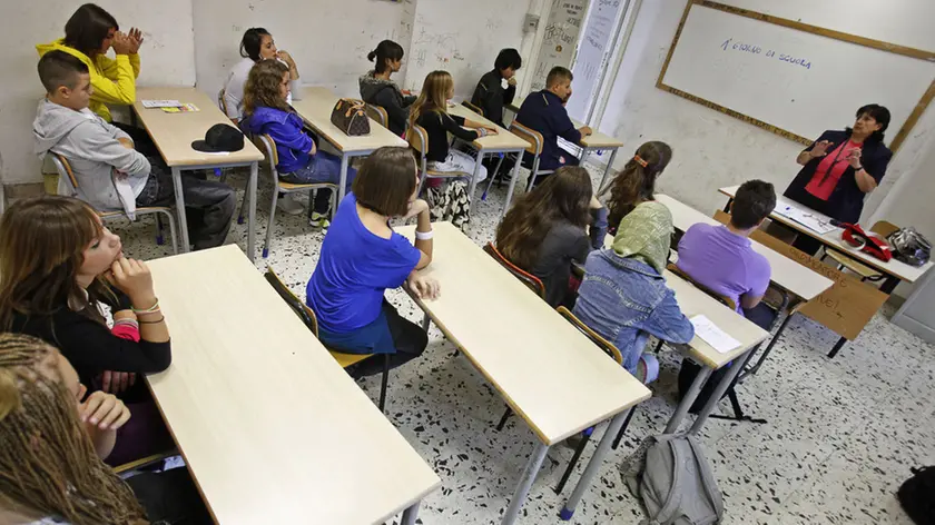 Un'insegnante durante una lezione in classe in una foto d'archivio. ANSA/ ALESSANDRO DI MEO