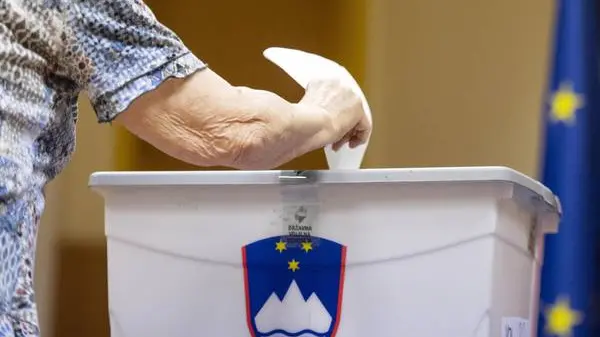 epa06781905 A woman casts her vote at a polling station in Kamnik, Slovenia, 03 June 2018. Slovenia holds snap parliamentary elections that were sparked by the resignation of Prime Minister Cerar in March. EPA/CHRISTIAN BRUNA