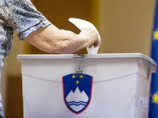 epa06781905 A woman casts her vote at a polling station in Kamnik, Slovenia, 03 June 2018. Slovenia holds snap parliamentary elections that were sparked by the resignation of Prime Minister Cerar in March. EPA/CHRISTIAN BRUNA