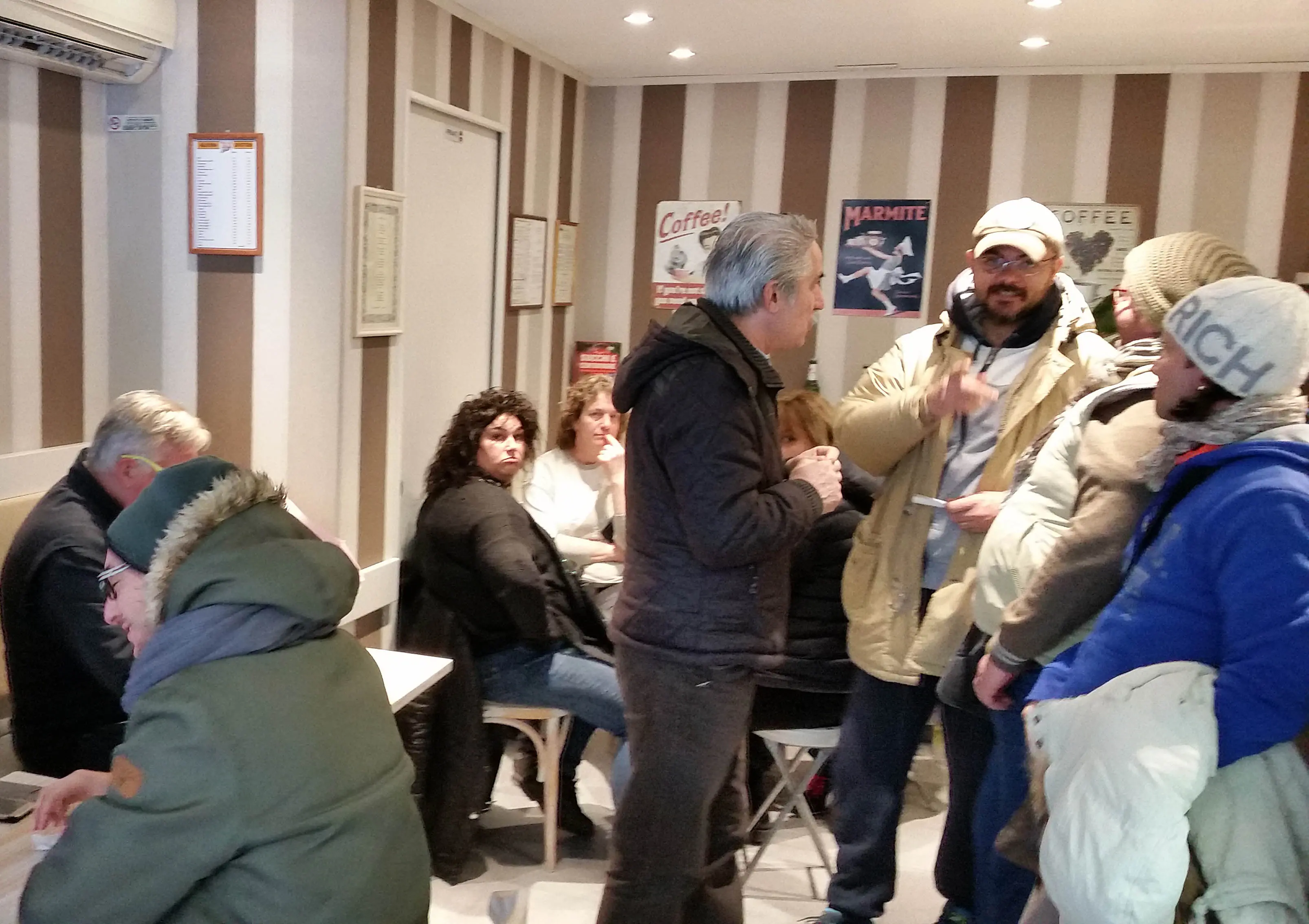 Un gruppo di persone attende di acquistare i biglietti