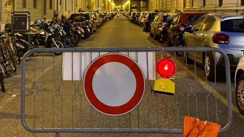 Il tratto di via Cadorna compreso fra piazza Venezia e via San Giorgio, chiuso nella serata di ieri, 29 maggio, con transenna e apposita segnaletica