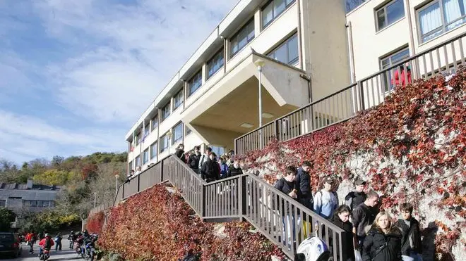 sterle trieste studenti del max fabiani all'uscita della scuola pregasi gentilmente di salvare queste foto alla c a dott livio missio grazie