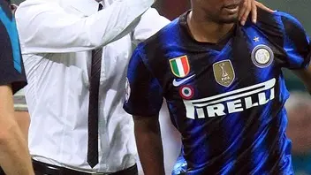 Il giocatore dell'Inter Samuel Eto'o festeggia il goal realizzato contro la Roma con il suo allenatore Leonardo questa sera, 11 maggio 2011, allo stadio Giuseppe Meazza di milano per il ritorno della semifinale di Coppa Italia. MATTEO BAZZI / ANSA