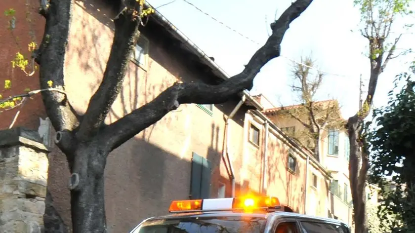 Un furgone adibito al trasporto dei morti