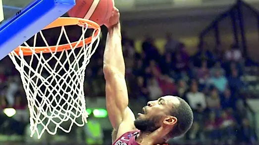 Brown a canestro contro Varese. Sopra, Colbey Ross Foto Bruni