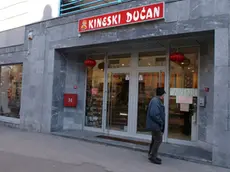 Un esercizio commerciale gestito da cinesi in una via di Zagabria (Delo.si)