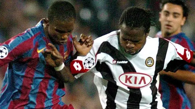 epa00539879 FC Barcelona player Samuel Eto´o (L) fights for the ball with Udinese player Christian Obodo (R) during their UEFA Champions League match at Nou Camp stadium in Barcelona, Spain, on Tuesday 27 September 2005. EPA/ANDREU DALMAU