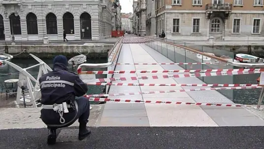 Foto Bruni 01.04.13 Ponte curto:il pesce d'aprile-chiuso in maniera quasi credibile il ponte