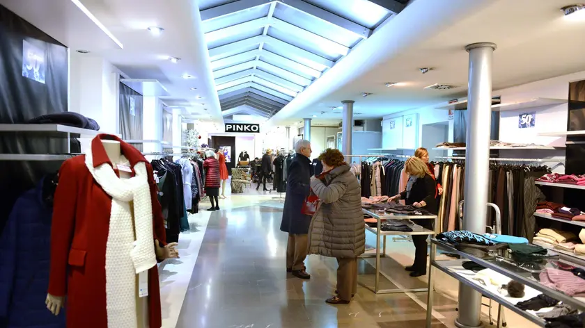 Il temporary outlet che ha aperto negli storici spazi di via Carducci (foto Bruni)