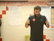 Pozzecco con alle spalle l'elenco in sei punti presentato ai giocatori (foto di S. Raso)