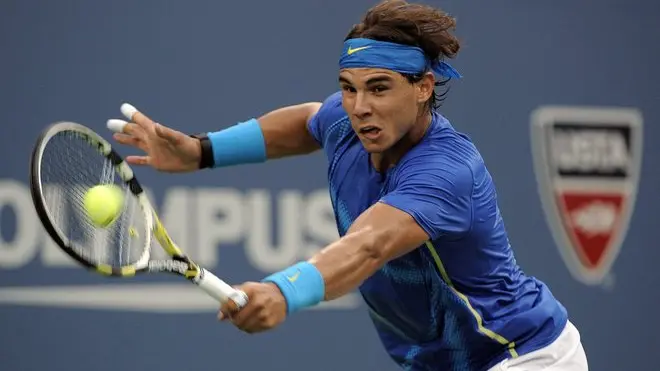 epa02908951 Rafael Nadal of Spain hits a return to Andy Murray of Great Britain during their Semifinal round match on the thirteenth day of the 2011 US Open Tennis Championship at the USTA National Tennis Center in Flushing Meadows, New York, USA 10 September 2011. The US Open has been extended due to weather for the fourth year in a row and the men's final will now be played on 12 September 2011. EPA/JUSTIN LANE