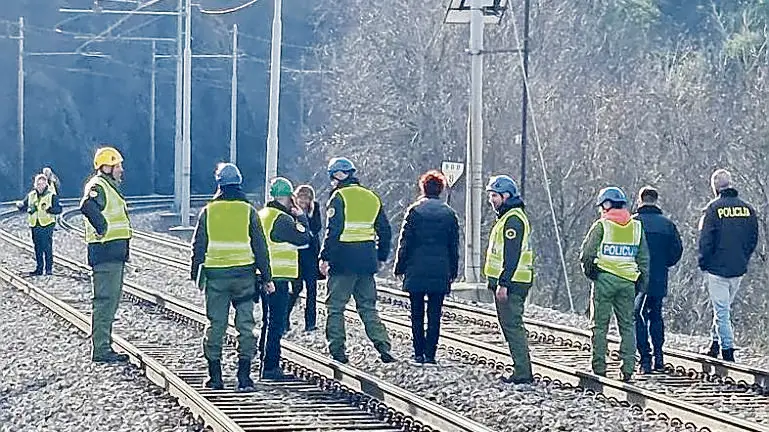 Tecnici e inquirenti sul luogo del disastro. Foto delo.si