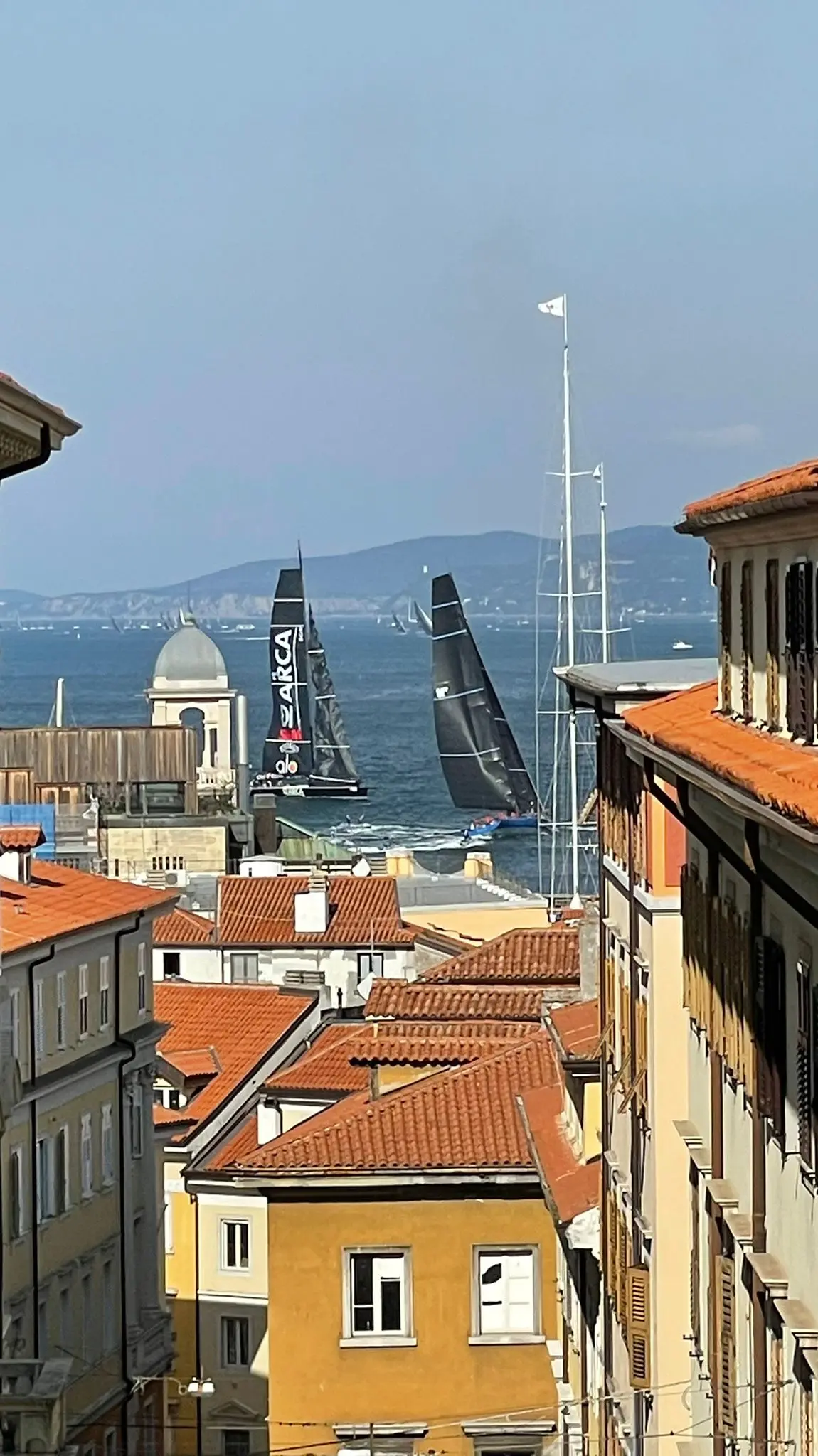 Con il colpo di cannone sparato dal veliero Vespucci, la Barcolana 54 ha preso il via regolarmente alle 10.30. L’americana Deep blue, al suo esordio a Trieste, ha registrato una partenza eccezionale, tanto da conquistare il titolo Foto Lasorte, Bruni e Silvano)