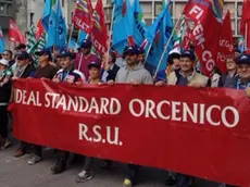 Gli striscioni di Ideal Standard ed Electrolux al corteo nazionale per il 1 Maggio a Pordenone, 01 maggio 2014. ANSA/LORENZO PADOVAN
