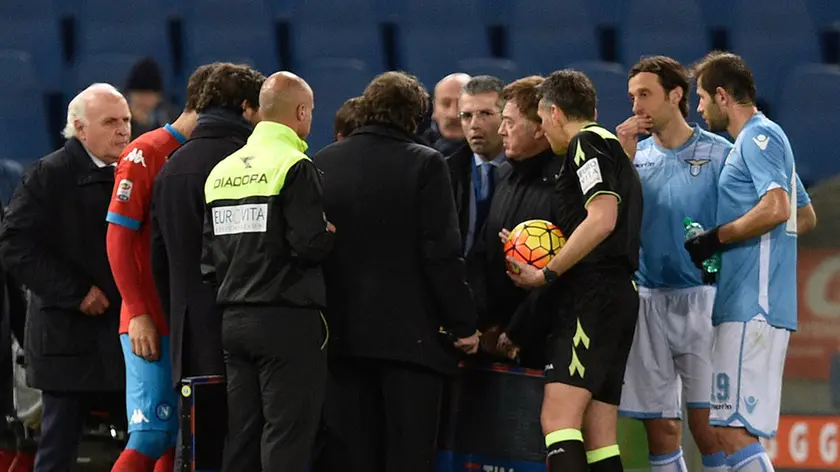 03/02/2016 Roma, stadio Olimpico, campionato di calcio serie A 2015-16, Lazio-Napoli, nella foto l'arbitro ferma la partita per cori razzisti contro Kalidou Koulibaly