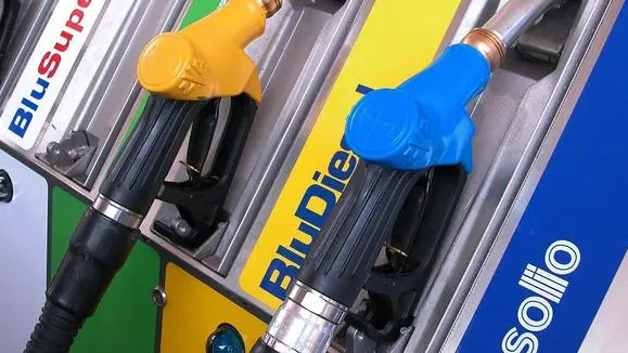 Un distributore di benzina a Roma in un'immagine d'archivio. Carburanti ancora più cari nei distributori italiani, con l'ondata di aumenti decisi da Esso, Ip, Q8, Tamoil e TotalErg, portando nel Mezzogiorno la benzina a punte massime di 1,611 euro al litro. ANSA