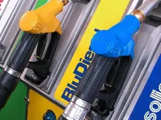 Un distributore di benzina a Roma in un'immagine d'archivio. Carburanti ancora più cari nei distributori italiani, con l'ondata di aumenti decisi da Esso, Ip, Q8, Tamoil e TotalErg, portando nel Mezzogiorno la benzina a punte massime di 1,611 euro al litro. ANSA