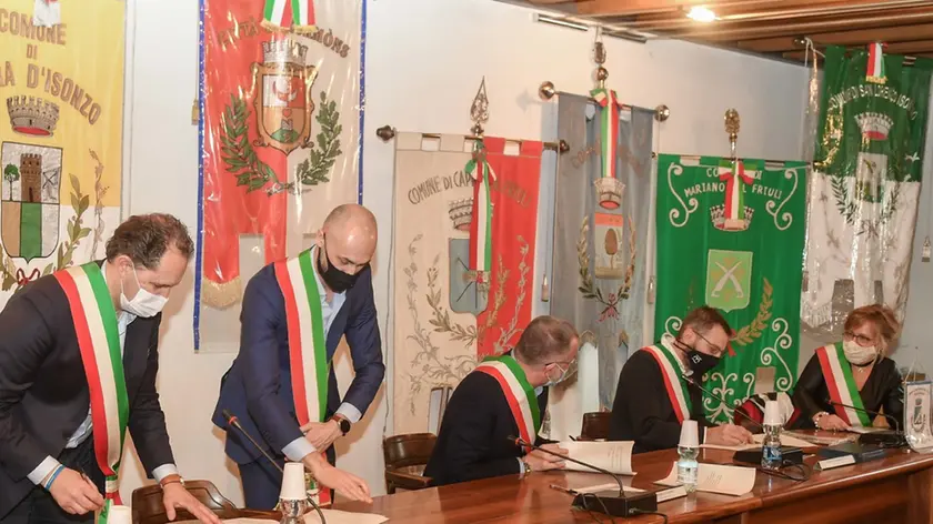 A sinistra, i sindaci durante la firma del Patto del Collio a Cormons. Foto Petrussi