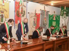 A sinistra, i sindaci durante la firma del Patto del Collio a Cormons. Foto Petrussi