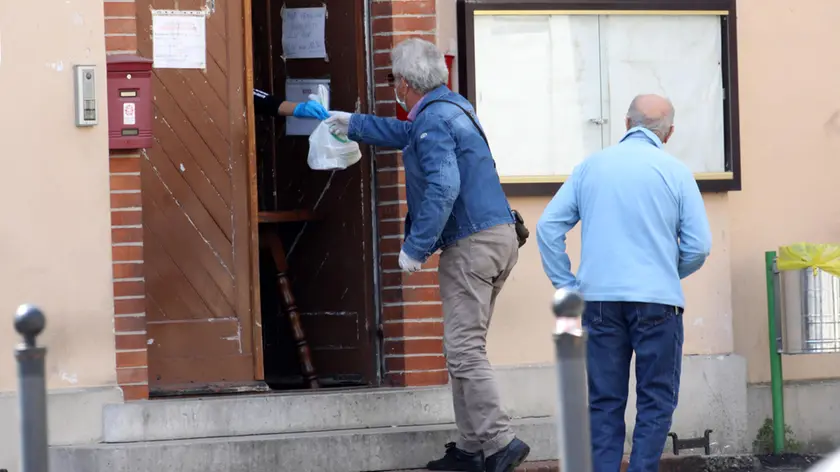 La consegna per asporto del pranzo dopo la chiusura della mensa (Bumbaca)