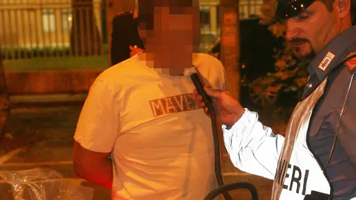 20080921 - ROMA - DIS - UBRIACHI ALLA GUIDA: MORTI E INCIDENTI PER COLPA DI ALCOL E COCAINA. Un uomo viene sottoposto al controllo dell'etilometro da una pattuglia dei carabinieri, in una immagine del 21 luglio 2007...ANSA/ARCHIVIO/CLAUDIO PERI/DRN