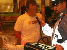 20080921 - ROMA - DIS - UBRIACHI ALLA GUIDA: MORTI E INCIDENTI PER COLPA DI ALCOL E COCAINA. Un uomo viene sottoposto al controllo dell'etilometro da una pattuglia dei carabinieri, in una immagine del 21 luglio 2007...ANSA/ARCHIVIO/CLAUDIO PERI/DRN