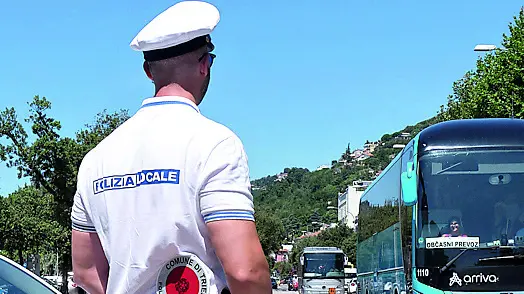 Un agente della Polizia locale durante i controlli foto Massimo Silvano