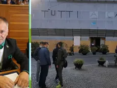 Il consigliere comunale di Gorizia Franco Zotti e a destra la scritta sull'impalcatura del Municipio