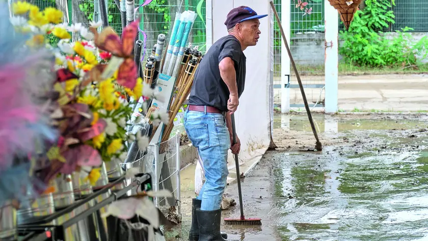 In alto l’esondazione a Muggia; sopra a sinistra il Farneto e, a destra, la foce del Chiave foto Lasorte e Silvano