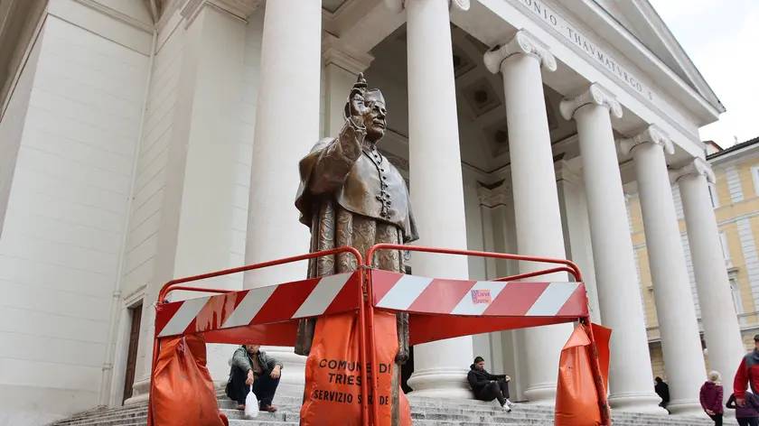 La statua di Santin imprigionata dalle transenne (Lasorte)