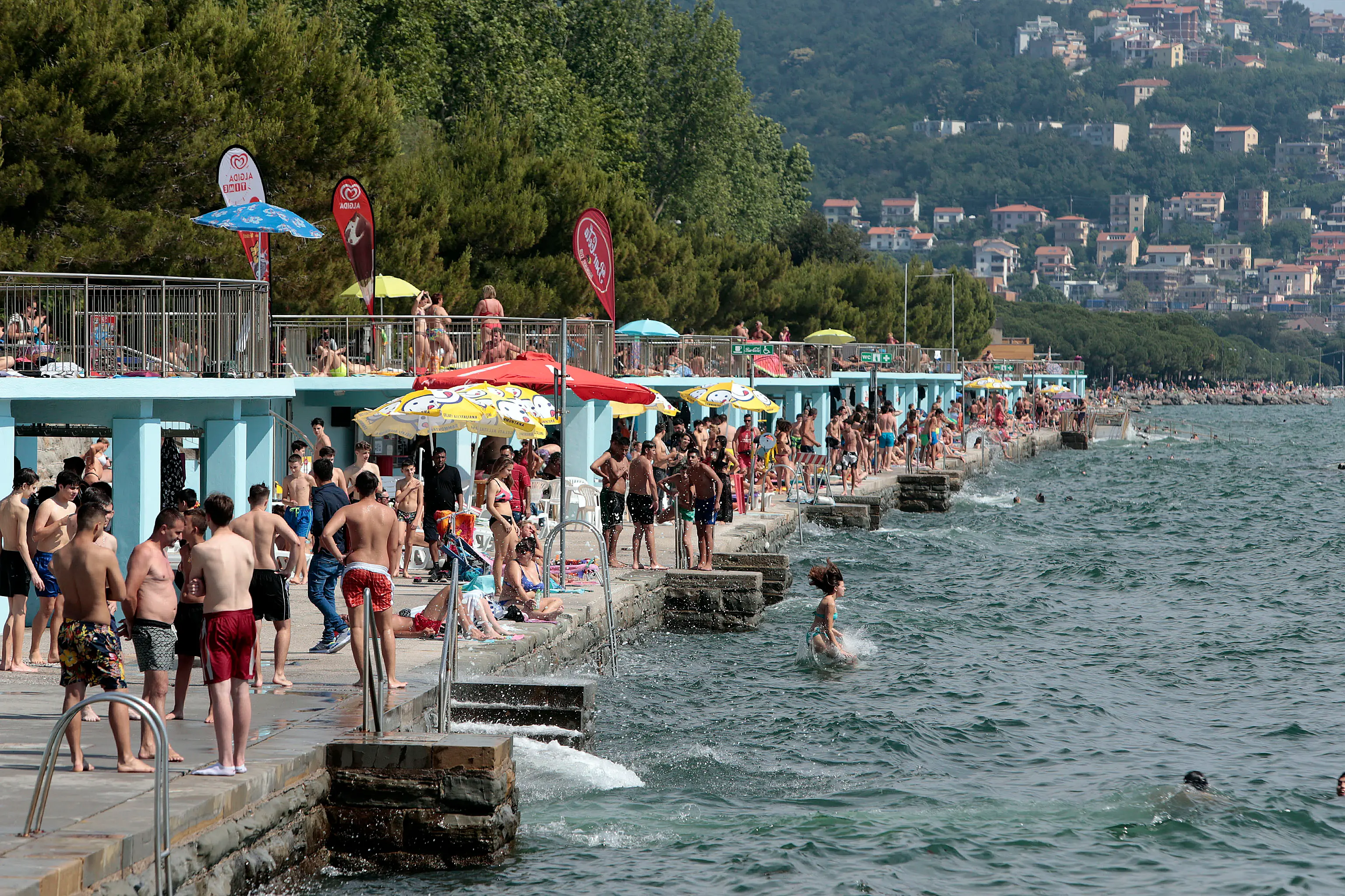 Silvano Trieste 2020-06-13 Caldo la gente al mare a Barcola