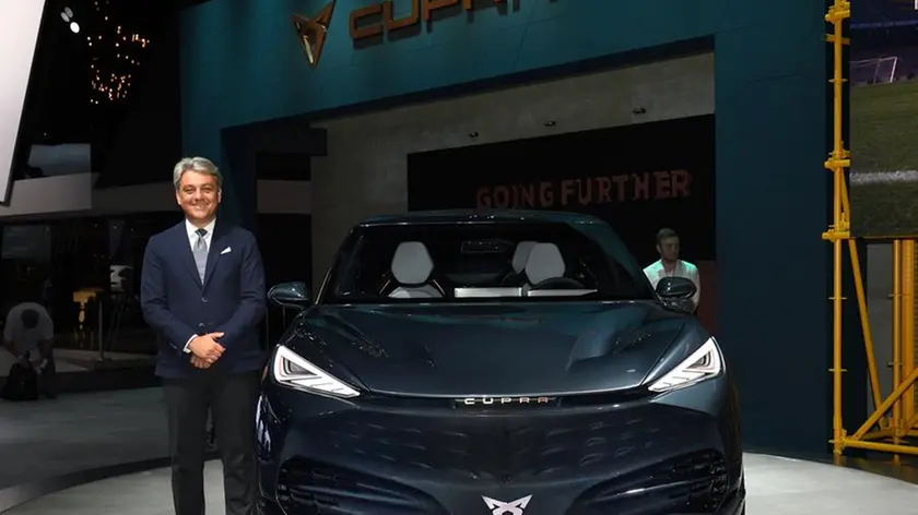 Luca de Meo con la concept car Tavascan del neonato marchio Cupra alla vigilia del Salone di Francoforte 2019, lo scorso settembre