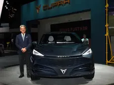 Luca de Meo con la concept car Tavascan del neonato marchio Cupra alla vigilia del Salone di Francoforte 2019, lo scorso settembre
