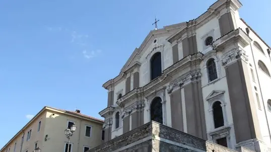 La chiesa di Santa Maria Maggiore con l’ultima parte della scalinata