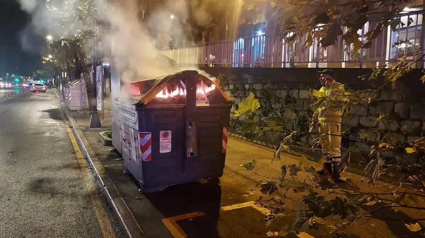 Un cassonetto in fiamme vicino a piazza garibaldi (Bruni)