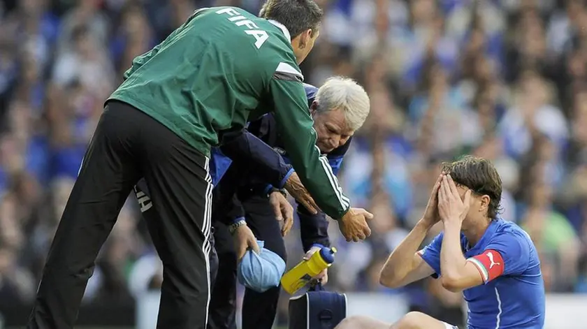 epa04234344 Italy's captain Riccardo Montolivo (R) reacts before being substituted due to an injury during an international friendly soccer match between Italy and Ireland at Craven Cottage in London, Britain, 31 May 2014. Italy prepares for the FIFA World Cup 2014 taking place in Brazil from 12 June to 13 July 2014. EPA/FACUNDO ARRIZABALAGA