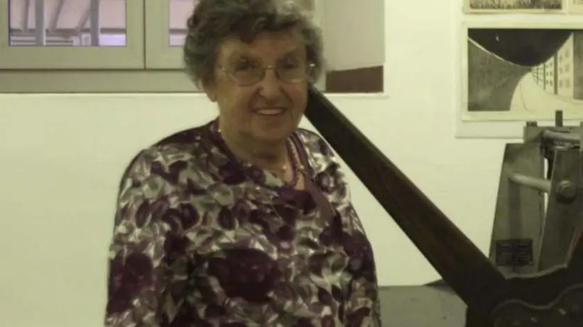 Lasorte - Scuola Acquaforte - Mirella Schott Sbisà e Aldo Raimondi davanti a un vecchio torchio