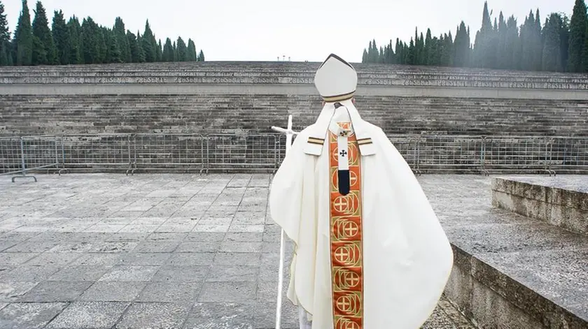 Pope Francis stands near the Austro-Hungarian cemetery in Fogliano to pray and pay a tribute to the fallen on the battlefield during the First World War before celebrating a solemn mass at the war memorial at Redipuglia (northeast Italy) to mark the 100th anniversary of the start of the First World War, 13 September 2014. ANSA/ L'OSSERVATORE ROMANO - PRESS OFFICE ++NO SALES EDITORIAL USE ONLY++