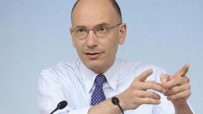 Il presidente del Consiglio, Enrico Letta, durante una conferenza stampa in una foto del 26 giugno 2013. ANSA/ LUIGI MISTRULLI