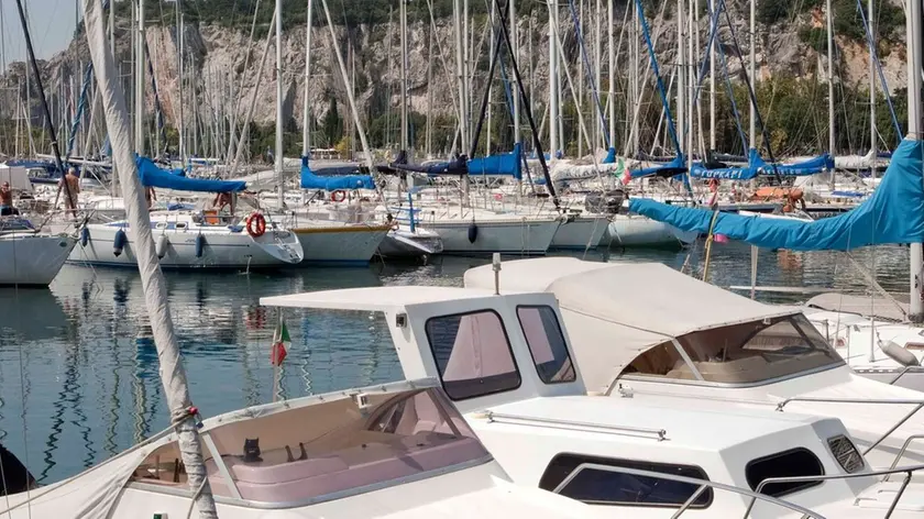 Imbarcazioni ormeggiate nella baia di Sistiana, territorio amministrato dal Comune di Duino Aurisina. Molti triestini hanno la barca in zona