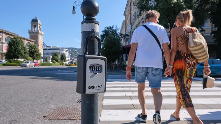 Un lockbox occupa l’anello dei paletti reggicatene in piazza Venezia (fotoservizio Massimo Silvano)