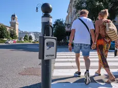 Un lockbox occupa l’anello dei paletti reggicatene in piazza Venezia (fotoservizio Massimo Silvano)