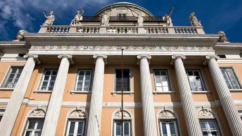 La mole neoclassica di palazzo Carciotti che domina le Rive