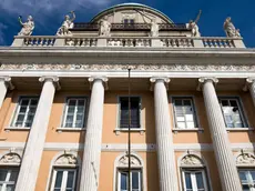 La mole neoclassica di palazzo Carciotti che domina le Rive